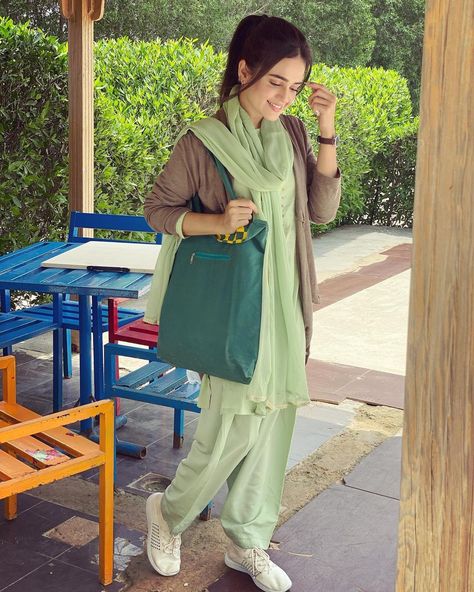 Sumbul Iqbal, Office Wear Women Work Outfits, Simple Indian Suits, Work Outfits Women Winter, Sisters Photoshoot Poses, Winter Wear Women, Tie Dye Fashion, Womens Trendy Dresses, Desi Fashion Casual