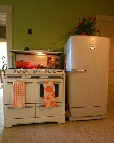 Looks like my Mom's old kitchen in Oklahoma when I was a kid.  Except ours had the coils on top. Vintage Kitchen Appliances, Restaurant Vintage, Retro Refrigerator, Diy Kitchen Projects, Vintage Style Kitchen, Galley Kitchen Remodel, Retro Appliances, Vintage Stoves, Apartment Decoration