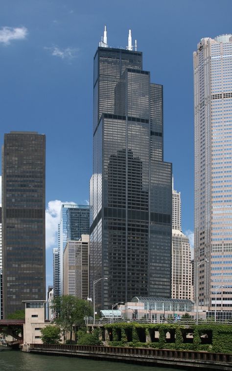 Gallery of These Are the World’s 25 Tallest Buildings -17. Willis Tower | 442.1 m | 1,451 ft | 108 floors Location: Chicago, United States Architects: Skidmore, Owings & Merrill LLP (SOM) Use: Offices Completed: 1974 Sears Tower Chicago, Willis Tower Chicago, Usa Skyline, Chicago Buildings, Chicago Pictures, Milwaukee City, Sears Tower, Building Images, Visit Chicago