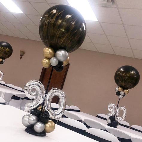 Men’s 70th Birthday Ideas, Centerpiece For Men Birthday, 18th Balloon Ideas, Table Balloon Decorations, 40th Birthday Table Decorations, Ballon Business, 50th Birthday Party Centerpieces, 90th Birthday Centerpiece, Masculine Party