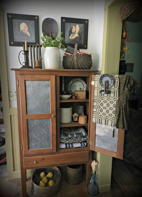 Pie Safe -Reminds me of my Grandaddy's pie safe. :-) Safe Ideas, Primitive Vignettes, Antique Pie Safe, Colonial Decorating, Primitive Cabinets, Primitive Living, Primitive Living Room, Primative Decor, Country Kitchens