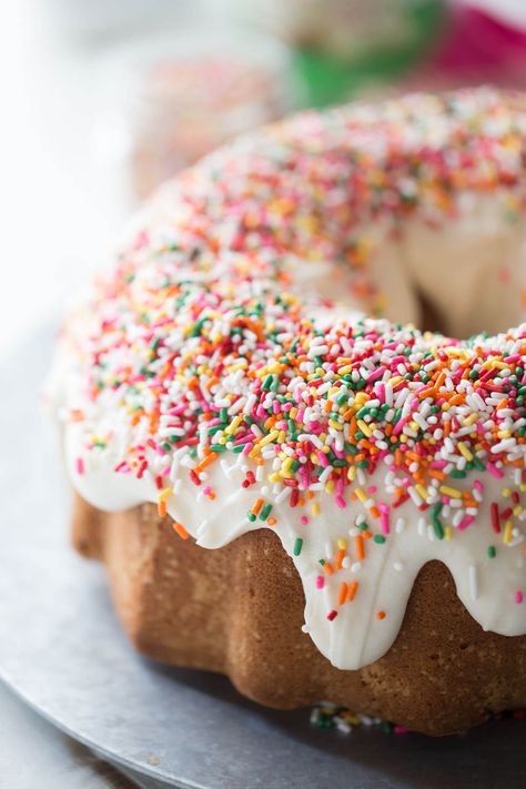 Easy sugar cookie flavored bundt cake is sure to be the star of the show wherever it goes! lemonsforlulu.com Soft Frosted Sugar Cookies, Cake Frosting Recipe, Chocolate Bundt Cake, Sugar Cookie Frosting, Easy Sugar Cookies, Cookie Flavors, Bundt Cakes Recipes, Bundt Cakes, Köstliche Desserts