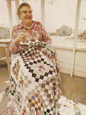 Inside the book "The Quilters" Women and Domestic Art: An Oral History, copyright 1978 Domestic Art, History Of Quilting, Sweet Picture, Quilt Pictures, Postage Stamp Quilt, Women Sewing, Knitting Lace, Quilting Frames, Women Working