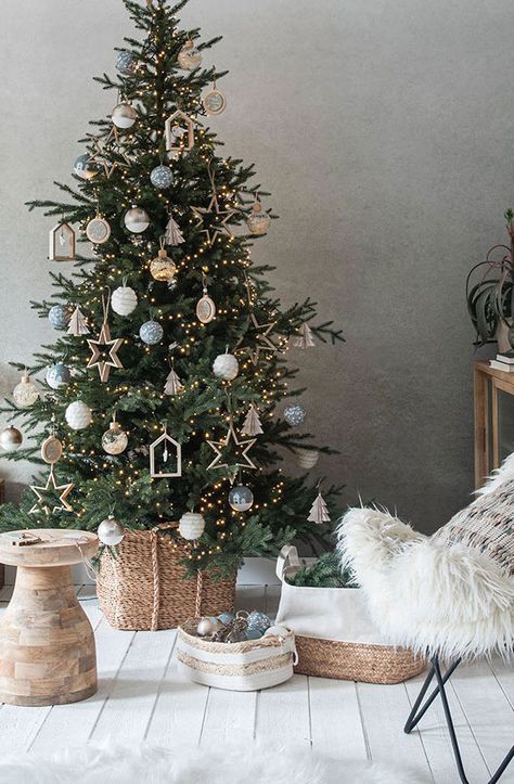 Christmas Tree Inspo, Christmas Tree Decorating Themes, Minimalist Christmas Tree, Christmas Decor Inspiration, Simple Christmas Decor, Christmas Tree Inspiration, Christmas Interiors, Christmas Themes Decorations, Christmas Hanging Decorations