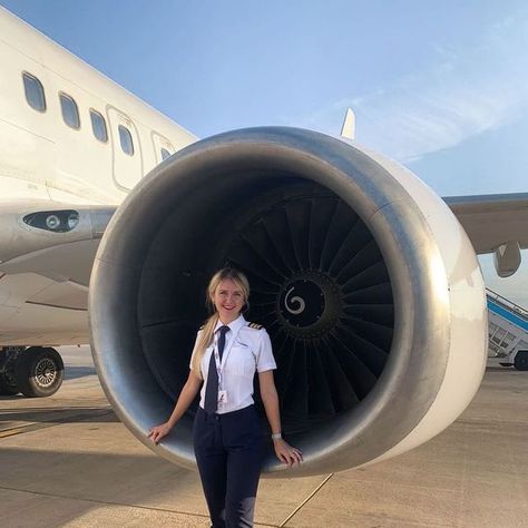 Reposting Female Pilots on Instagram: "• @svobodova_denisa In thrust we trust. . . . . #b737 #boeing #pilot #czechgirl" Aircraft Maintenance Engineer, Pilot Career, Student Pilot, Cybercore Aesthetic, Stealth Aircraft, Women Wearing Ties, Pilots Aviation, Airline Pilot, Aircraft Maintenance