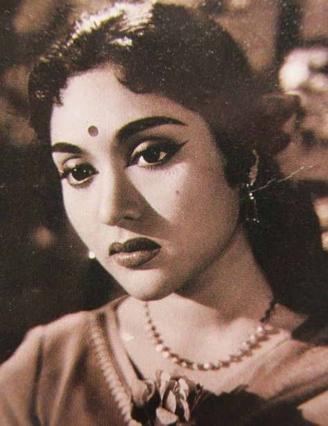 Vintage Indian Makeup, Indian Goth Aesthetic, Retro Bollywood Aesthetic, Indian Fashion Aesthetic, 1980 Makeup, Bollywood Vintage, Make Up India, Indian Retro, 1920s Makeup