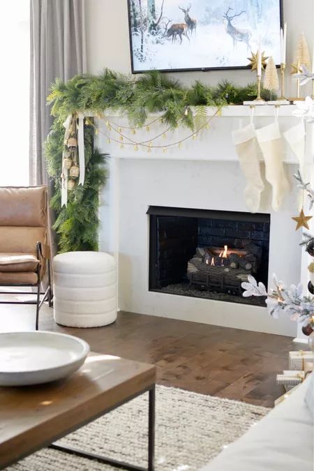 Mantle Christmas Decor Ideas, Holiday Mantle, Christmas Apartment, Christmas Mantle Decor, Christmas Fireplace Decor, Christmas Decor Inspiration, Christmas Mantel Decorations, Christmas Mantle, Christmas Fireplace