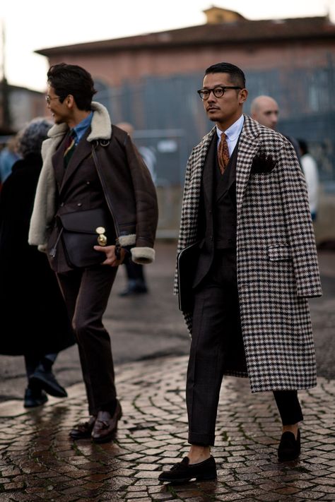 Pitti Uomo AW18: the strongest street style | British GQ | British GQ Workout Man, Gentlemens Guide, Style Gentleman, Winter Suits, 40 Fashion, Mens Fashion Smart, Jewelry Brooch, Fashion Hacks, 2018 Fashion