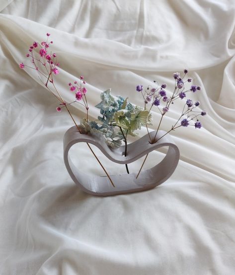 A curved shaped flower holder, holding dried flowers Air Dry Clay Flower Holder, Air Dry Plant Pot, Air Dry Clay Ideas Vase, Clay Flower Jewelry Holder, Clay Flower Holder, Air Dry Clay Flower Vase, Air Dry Clay Pots & Planters, Air Dry Clay Flower Pots, Air Dry Clay Photo Holder