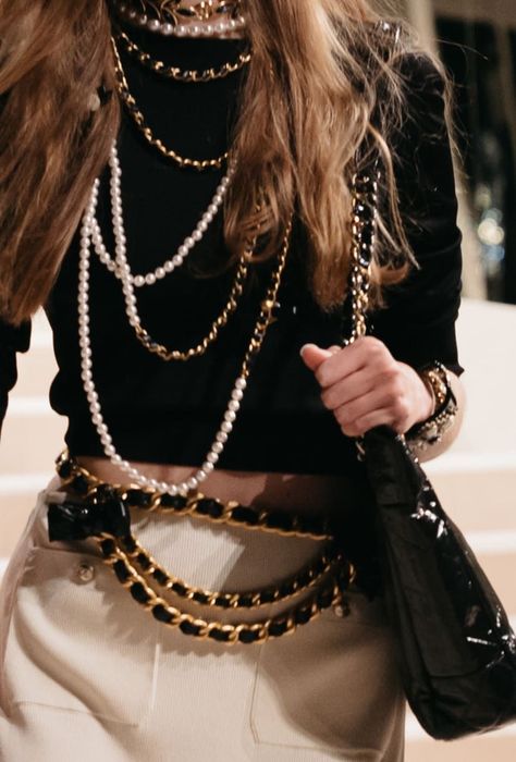 Chanel Necklace Outfit, Meredith Blake, Chanel Aesthetic, Moda Chanel, Necklace Outfit, Chanel Chain, Mode Chanel, Chanel Store, Chanel Necklace