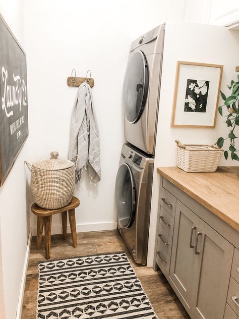 Small Laundry Room Ideas: Champagne colored @Samsungus Front Loaders with Wi-Fi capabilities, adding a fun POP to any sized laundry room! 🍾 Washer Dryer Laundry Room, Summer Living Room Decor, Stackable Laundry, Stacked Laundry Room, Laundry Room Hacks, Small Laundry Room Ideas, Laundry Room Storage Shelves, Laundry Room Ideas Small Space, Home Laundry Room