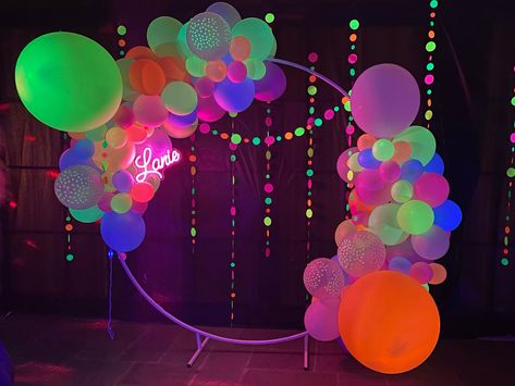 Glow Party Backdrop, Neon Prom Decorations, Glow Party Balloons, Neon Balloon Centerpieces, Sweet 16 Party Ideas Glow In The Dark, Neon Quinceanera Theme, Neon 30th Birthday Party, Glow Party Backdrop Ideas, Neon Party Backdrop