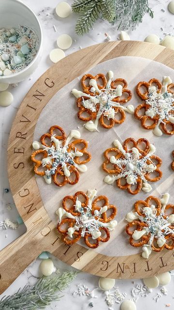 Pretzel Snowflakes, Pretzel Candies, Christmas Pretzels, Chocolate Store, Bake Christmas, Melted White Chocolate, Xmas Treats, Food Decorations, 2024 Ideas