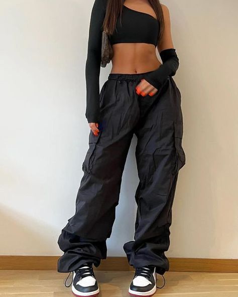 Pants Club Outfit, Cargo Joggers Outfits, Cargo Outfits Women, Cargo Outfit, Party Outfits Night, Fest Outfits, Clubbing Outfits, Club Outfit, Cargo Pants Outfit