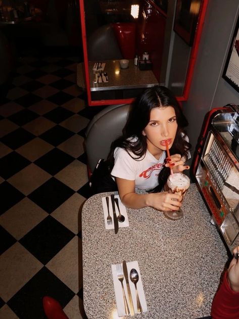 Retro Dinner Photoshoot, 90s Diner Photoshoot, Retro Restaurant Photoshoot, Posing With Cake Aesthetic, American Diner Photoshoot, Mcdonald's Photoshoot, Retro Birthday Photoshoot, Diner Photoshoot Ideas, Taco Bell Photoshoot