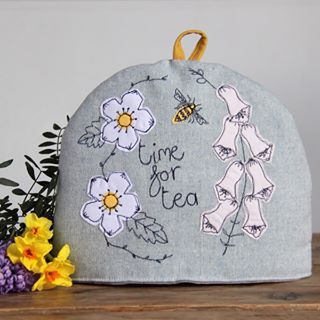 Poppy Treffry (@poppytreffry) • Instagram-Fotos und -Videos Teapot Cozy, Tea Cozies, Freehand Machine Embroidery, Buzzy Bee, Tea Cosies, British Flowers, Tea Cosy, Tea Lovers Gift, Flower Soft