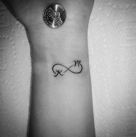 Small Infinity Tattoo With Initials. Feminine Architecture, Small Infinity Tattoos, Infinite Tattoo, Photo Valentines, Infinity Tattoo Designs, Infinity Tattoos, Initial Tattoo, Wrist Tattoo, Girly Tattoos