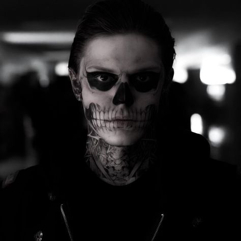 ⛧ tate langdon (evan peters) american horror story icon ⛧ Evan Peters Icons, American Horror Story Costumes, Tate Ahs, American Horror Story Characters, Evan Peters American Horror Story, Batman Christian Bale, Tate And Violet, American Horror Story 3, Tate Langdon