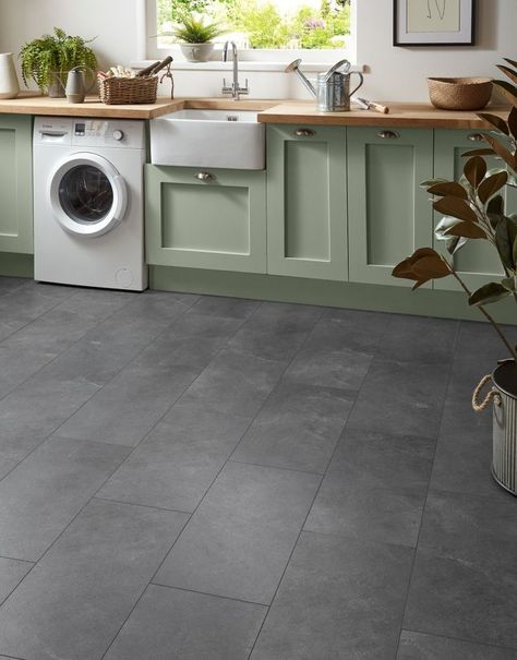 Slate Tiles Kitchen, Kitchen Design Slate Floor, Black Floor In Kitchen, Slate Bathroom Floor Tiles, Kitchen Dark Tile Floor, Dark Grey Kitchen Floor Tiles, Kitchen With Dark Tile Floors, Dark Grey Floors Kitchen, Dark Grey Tile Floor