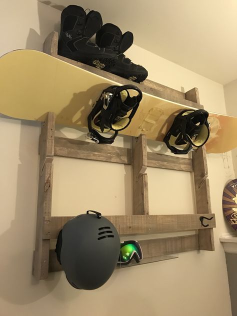 Snowboard Room Ideas, Snowboard Storage Ideas, Snowboard Room, Snowboard Holder Diy, Snowboard Shelf, Board Rack Diy, Snowboard Display Wall, Diy Snowboard Wall Mount, Ski And Snowboard Storage