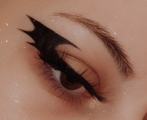 sharp bat wing eyeliner makeup look #makeup #eyeliner #makeuplook #eyemakeupideas Bat Wing Eye Makeup, Halloween Makeup Looks Bat, Batwing Eyeliner Halloween, Bat Eyeliner Makeup, Two Wing Eyeliner, Sharp Black Eyeliner, Bat Liner Hooded Eyes, Bat Winged Eyeliner, Black Eyeliner Looks Creative