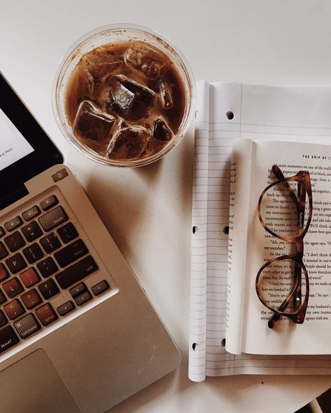 Study Vibes, Rustic Window, Pumpkin Caramel, Study Organization, Cozy Cafe, Coffee Photography, Inspo Instagram, Study Aesthetic, Study Space