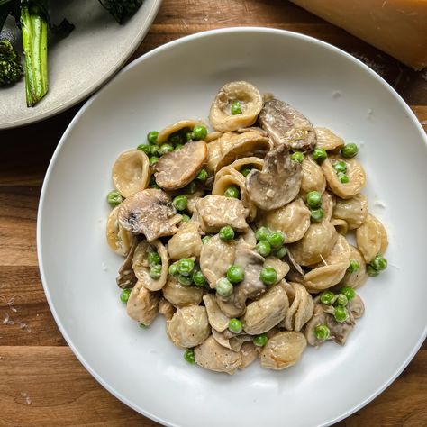 Creamy Mushroom Chicken Pasta - Daddio's Kitchen Chicken Peas, Chicken Mushroom Pasta, Chicken Pasta Dishes, Creamy Mushroom Chicken, Mushroom Pasta, Creamy Mushrooms, Grass Fed Butter, Mushroom Chicken, Pasta Shapes