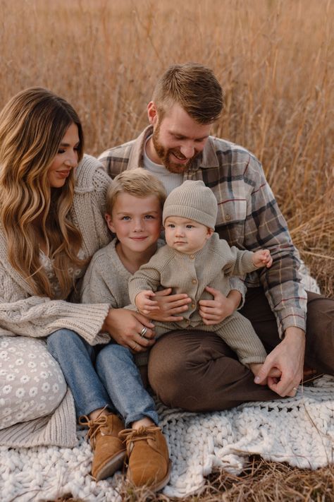 Family Blanket Photos, Family Of 4 Fall Photos, Family Photos On Blanket, Family Photo Winter Outfits, Family Photos Christmas Tree Farm, Flannel Family Pictures Fall, Winter Photo Shoot Outfits, Cozy Family Photoshoot, Thanksgiving Family Photos