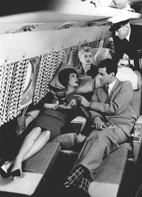 Air travel in every decade - INSIDER Airline Travel, On The Plane, Travel Clothes Women, Vintage Airlines, Vintage Aviation, Airplane Travel, Vintage Air, Vintage Aircraft, Air Travel