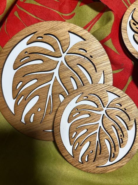 "Trivet approximately 5\" and a set of 6 coasters 4\" diameter with a cork backing. A lovely compliment to your kitchen! Perfect housewarming gift!" Mdf Coaster Ideas, Scroll Saw Coasters, Cactus Coasters Wood, Wood Coasters Laser Cut, Wooden Monstera Leaf, Wood Laser Ideas, Laser Engraved Gifts, Laser Cut Wood Crafts, Laser Engraved Ideas