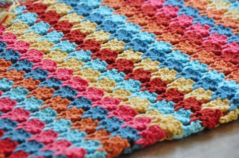 Free crochet blanket pattern by Hannah Cross. The Larksfoot blanket Crochet Zig Zag, Zig Zag Crochet, Crochet Dress Pattern Free, Crochet Stitches For Blankets, Crochet For Beginners Blanket, Crochet Blanket Designs, Crochet Blanket Pattern, Crochet Embroidery, Double Stitch