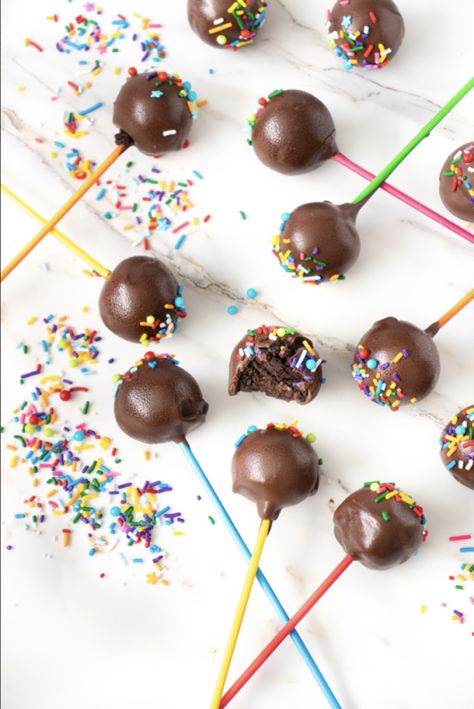 Chocolate Peanut Butter Cake Pops Chocolate Peanut Butter Cake Pops, Peanut Butter Cake Pops Recipe, Peanut Butter Cake Pops, Easy Peanut Butter Cake, Cake Pop Flavors, Cake Pops Recipe, Cake Pop Recipe Easy, Peanut Cake, Peanut Butter Nutella