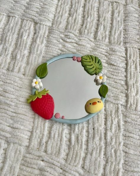 Cute Mirror Designs, Polymer Clay Mirror Frame Diy, Cute Clay Mirror, Things To Make Of Clay, Clay Mirror Ideas, Clay Mirror Diy, Custom Mirrors Diy, Mirror Customization, Mirror Clay Art