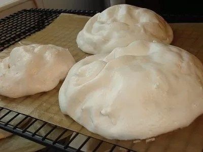 Microwave Meringues Magic Quick Puddings, Meringue Nests, How To Make Meringue, Meringue Recipe, Eton Mess, Baking Bread Recipes, Cold Desserts, Meringue Cookies, Sweet Treats Recipes