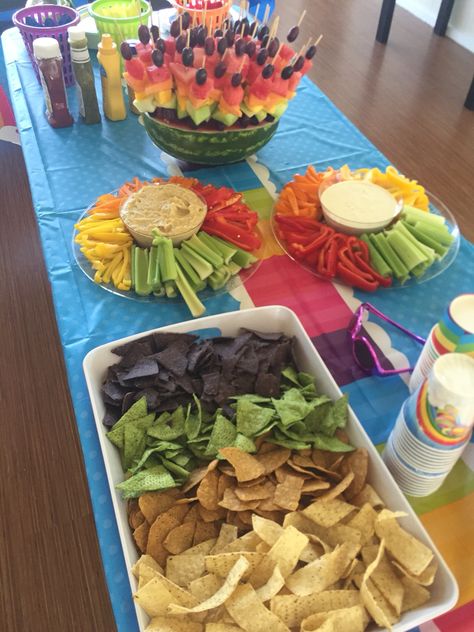 Rainbow food display! Rainbow Finger Food, Rainbow Party Food Table, Pride Brunch Ideas, Rainbow Themed Food, Tie Dye Party Food Ideas, Pride Party Food, Rainbow Birthday Party Food, Pride Party Ideas, Rainbow Food Ideas