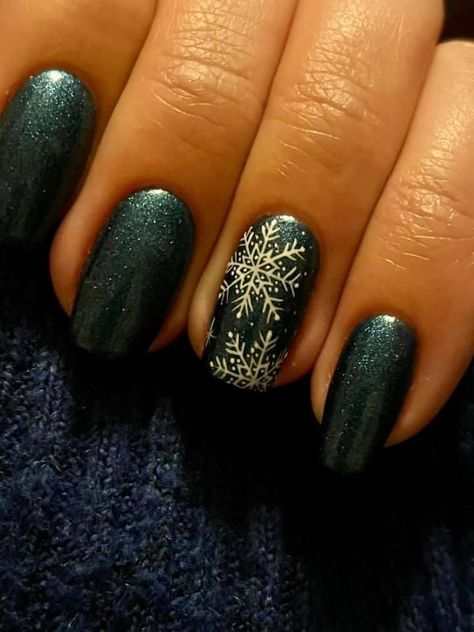 Navy Blue Xmas Nails, Dark Blue Nails With Snowflakes, Dark Blue Snowflake Nails, Christmas Nails Dark Blue, Navy Blue Christmas Nails, Navy Winter Nails, Blue Nails With Snowflakes, Nails With Snowflakes, Blue Christmas Nails