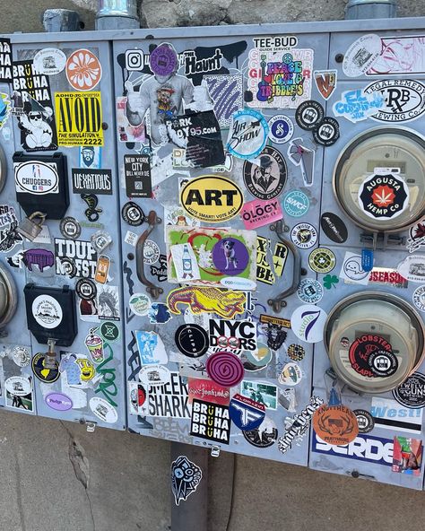 Sticker Graffiti Art Graffiti Slaps, Graffiti Tag Stickers, Sticker Tags Graffiti, Stickerbomb Guitar, Sticker Bombed Laptop, Sticker Street Art, Hipster Wallpaper, Sticker Bomb, Graffiti Style Art