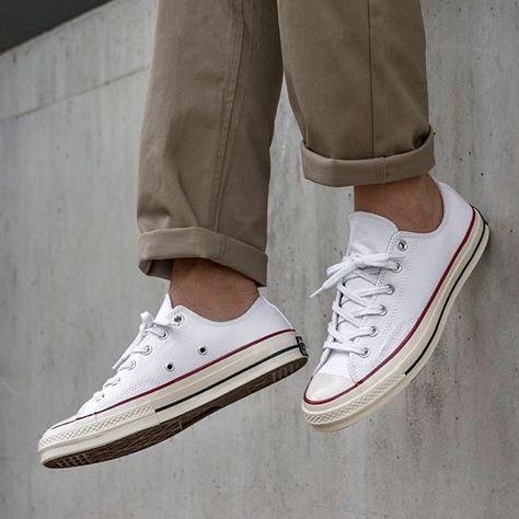 Low Converse Outfit, Canvas Sneakers Outfit, Converse All Star Outfit, Canvas Shoes Outfit, All Star Outfits, White Low Converse, Sneakers Outfit Street Styles, Low Converse, Outfit Converse