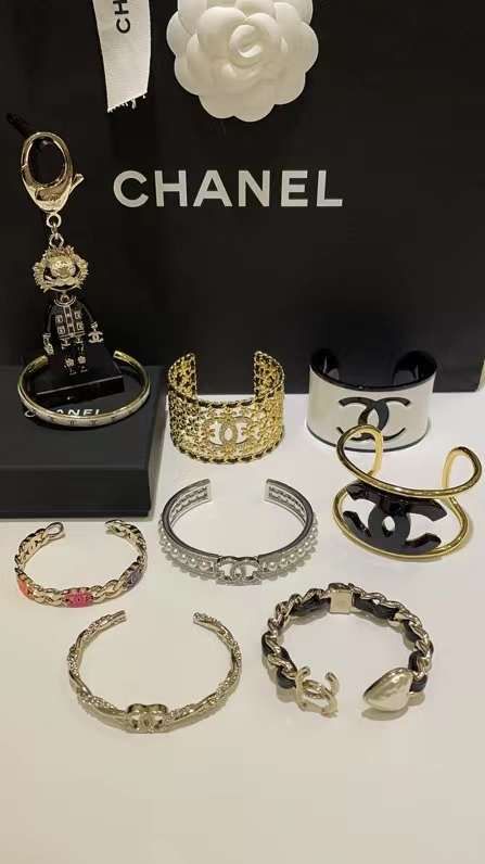 Chanel Cuff, Girl Prom, Prom Girl Dresses, Chanel 2, Prom Girl, Accessories Jewelry, Jewelry Accessories, Prom Dresses, Chanel