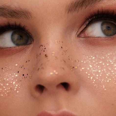 This Freckles Are Great For Photoshoots, Parties, Festivals!!! Coachella Must Have Coachella Inspired Makeup, Gold Makeup Festival, Metallic Silver Eyeliner, Dark Eye Shadow Makeup, Summer Festival Makeup Looks, Midsummer Nights Dream Make Up, Gold Face Tattoo, Going Out Eyeshadow, Glitter Freckles Makeup