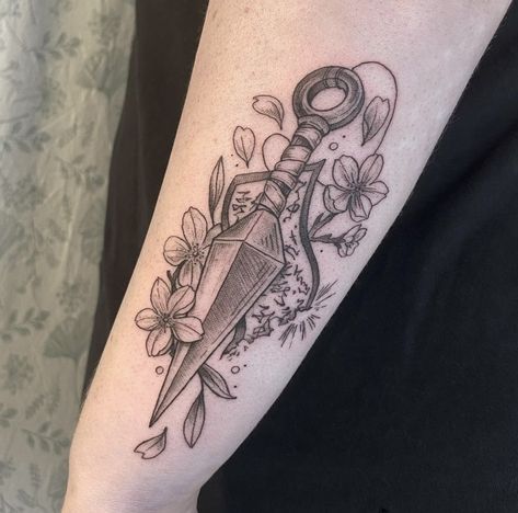 Japanese Knife Tattoo Ideas, Kuni Knife Tattoo, Overwatch Tattoo Ideas, Knife Through Flower Tattoo, Minato Kunai Tattoo, Naruto Kunai Tattoo, Kunai Tattoo, Kuni Knife Tattoo Naruto, Kunai Naruto