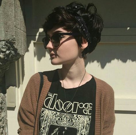 Rockabilly Pixie Hair, Pixie Cut Fashion Outfits, Curly Shag Pixie, Pixie Hair Outfits, Pixie Cut Ondulado, Short Dark Pixie, Goth Pixie Cut, Dark Pixie Cut, Straight Thick Hair