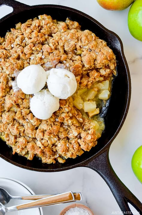 Pear Crisp Recipe, Skillet Pie, Apple Pear Crisp, Festive Dessert Recipes, Pear Dessert Recipes, Pear Crisp, Cheddar Mac And Cheese, Canned Pears, Pear Dessert