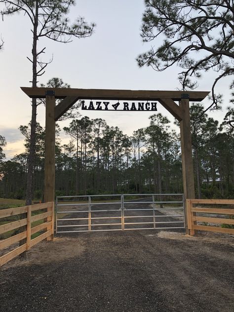 Gate Entrances Country, Automatic Driveway Gate Entrance, Western Driveway Entrance, Country Entrance Gates, Gate With Last Name Ranch, Ranch Style Driveway Entrance, Gated Ranch Entrance, Ranch Outdoor Patio Ideas, Fence Entryway Ideas