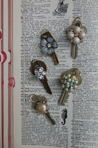 Old Key Crafts, Key Necklace Vintage, Key Crafts, Old Jewelry Crafts, Vintage Jewelry Ideas, Junk Jewelry, Vintage Jewelry Crafts, Vintage Key, Key Jewelry