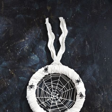 DIY Halloween Wreaths Spiders Spiderweb Wreath, Diy Spiderweb, Halloween Ornaments Diy, Diy Halloween Door Decorations, Spooky Outdoor Halloween Decor, Halloween Diy Door, Diy Spider, Halloween Diy Outdoor, Halloween Mesh Wreaths