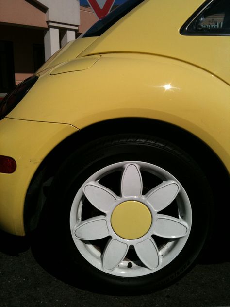 Daisy hubcaps! Hippie Car, Volkswagen Beetle Convertible, Bug Car, Girly Car Accessories, Volkswagen New Beetle, Car Deco, Beetle Car, Cool Car Accessories, Beetle Convertible