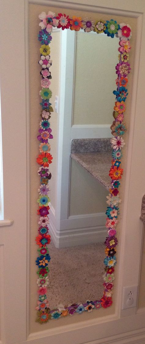 Flower border mirror Mirror Border Diy, Mirror Border Ideas, Diy Floral Mirror, Flower Mirror Frame, Mirror Painting Ideas, Border Mirror, Decorated Mirror, Flower Room Decor, Mirror Border