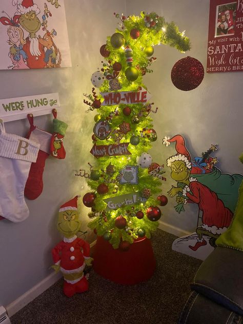 Grinch Christmas Bedroom Decor, Grinch Room Decor Ideas, Grinch Christmas Decorations Bedroom, Grinch Tree Decorating Ideas, Grinch Indoor Decorations, Hobby Lobby Grinch Tree Decorated, Grinch Themed Bedroom, Grinch Bedroom Ideas, Grinch Tree Hobby Lobby