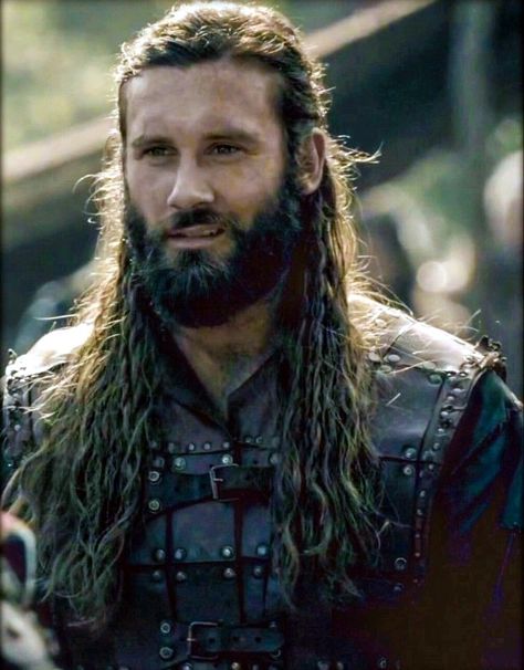 Clive Standen stars as Rollo in The Vikings (History Channel - 2013) Rollo Lothbrok, Rollo Vikings, Clive Standen, Viking Hairstyles, King Ragnar, Viking Series, Vikings Tv Show, Vikings Ragnar, Alexander Ludwig